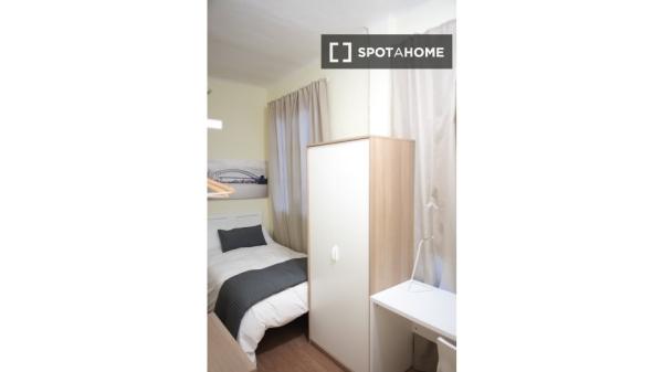 Zimmer zu vermieten in 5-Zimmer-Wohnung in Madrid