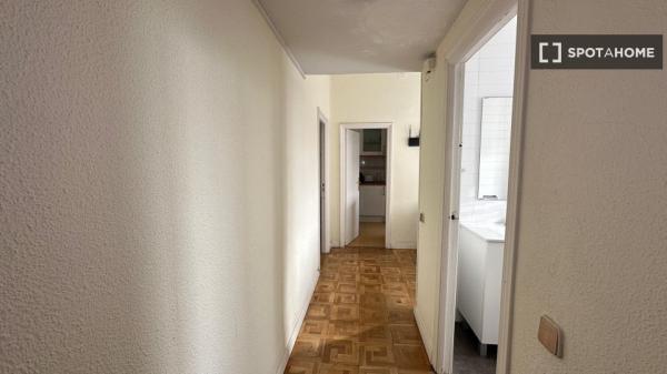 Se alquila habitación en piso de 4 dormitorios en Atocha, Madrid