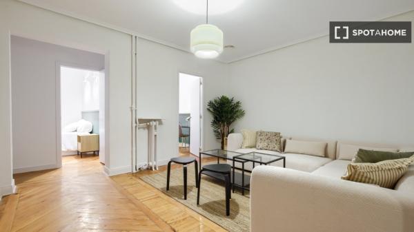 Chambre à louer dans un appartement de 7 chambres à Malasaña, Lisbonne