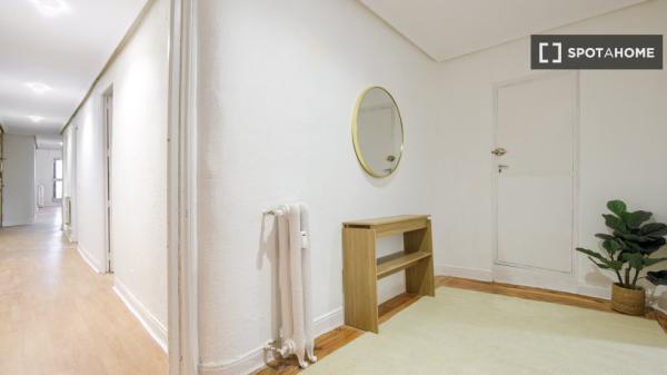 Chambre à louer dans un appartement de 7 chambres à Malasaña, Lisbonne