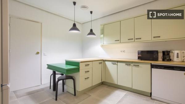 Chambre à louer dans un appartement de 7 chambres à Malasaña, Lisbonne