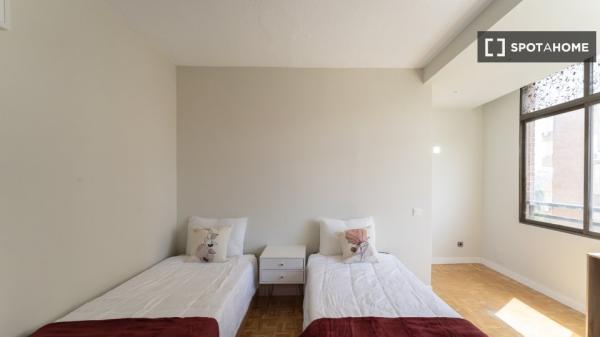 Se alquila habitación en apartamento de 5 dormitorios en Lisboa