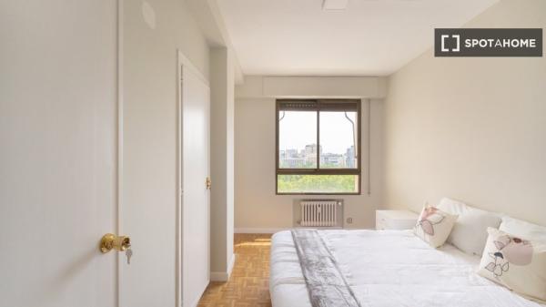 Room for rent in 5-bedroom apartment in Lisbon