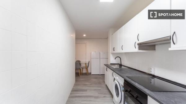 Se alquila habitación en apartamento de 5 dormitorios en Lisboa