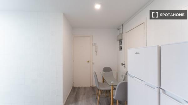 Room for rent in 5-bedroom apartment in Lisbon