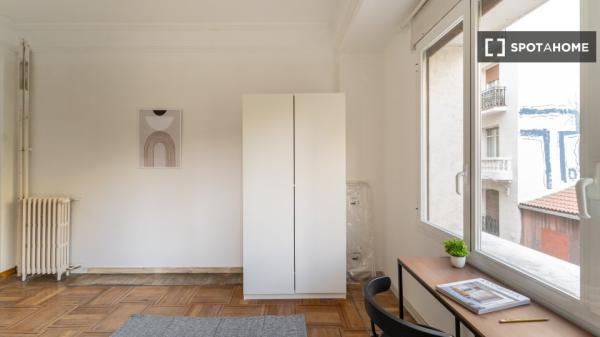 Chambre à louer dans un appartement de 11 chambres à Argüelles, Lisbonne