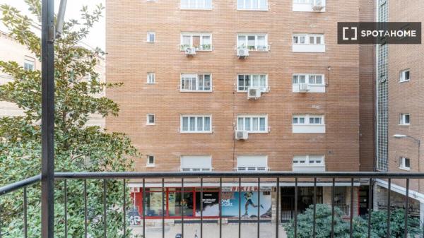 Se alquila habitación en piso de 11 habitaciones en Argüelles, Lisboa