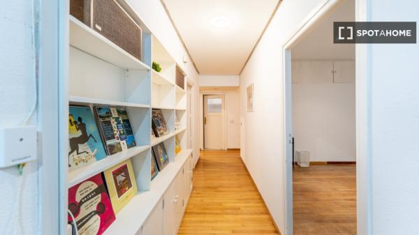 Chambre à louer dans un appartement de 11 chambres à Argüelles, Lisbonne