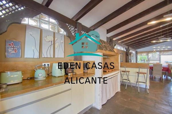 Chalet adosado en calle de Vall de Laguar, 2