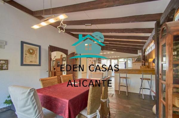 Chalet adosado en calle de Vall de Laguar, 2