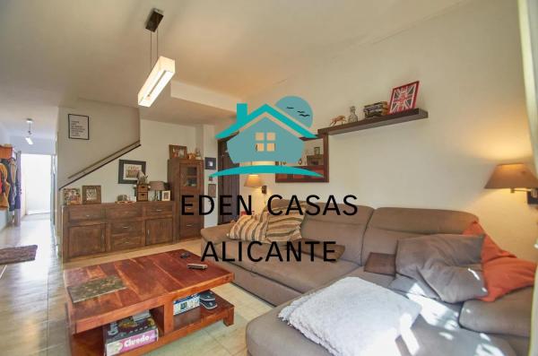 Chalet adosado en calle de Vall de Laguar, 2