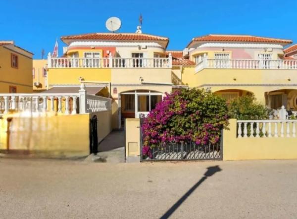 Casa independiente en calle Fluorita