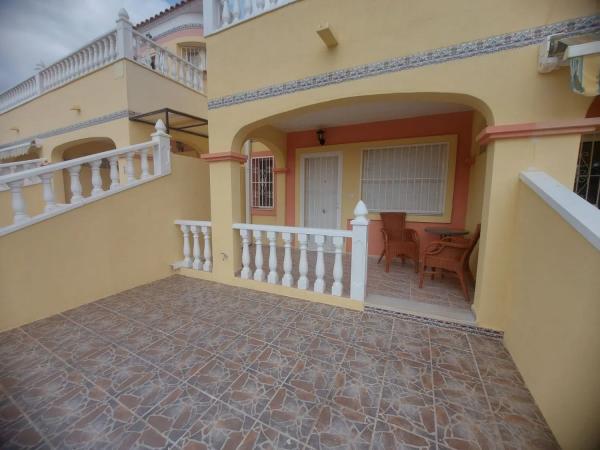 Chalet adosado en calle Aneto, 3 j