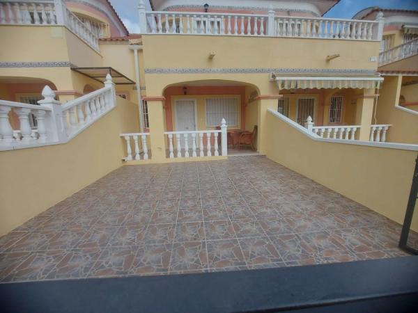 Chalet adosado en calle Aneto, 3