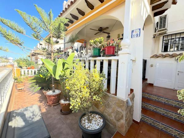 Chalet adosado en calle Castillo de Guadalest, 11