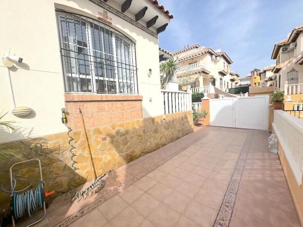 Chalet adosado en calle Castillo de Guadalest, 11