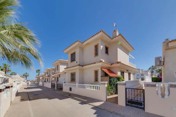 Chalet adosado en calle Ciruela, 2