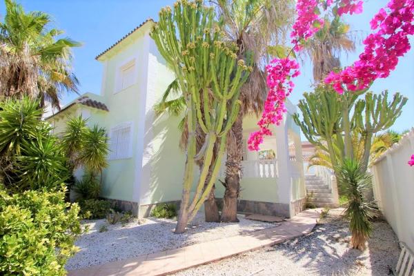 Casa independiente en avenida de las Brisas