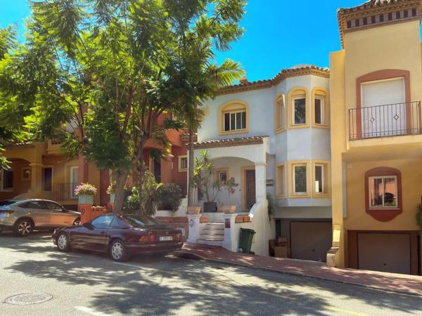 Chalet adosado en Urbanización la Alzambra, 3