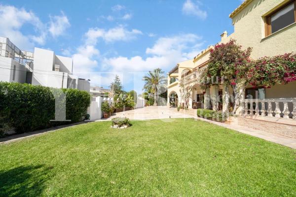 Casa independiente en avenida de Cova del Llop Marí