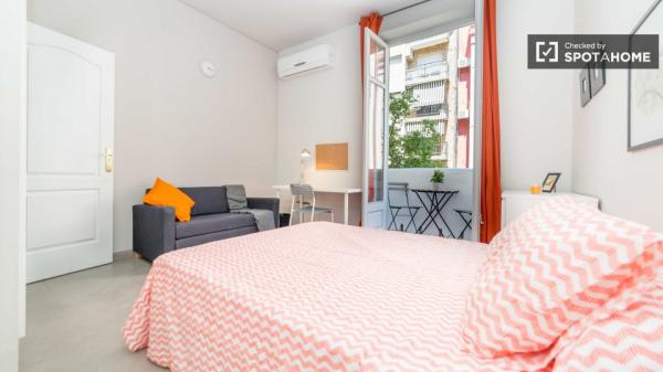 Umeblowany pokój w apartamencie z 5 sypialniami, Eixample, Valencia