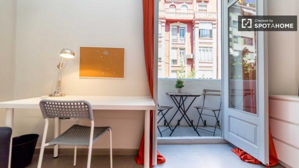 Umeblowany pokój w apartamencie z 5 sypialniami, Eixample, Valencia