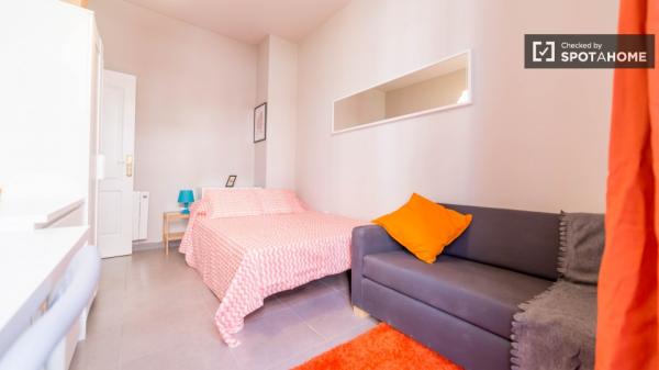 Umeblowany pokój w apartamencie z 5 sypialniami, Eixample, Valencia