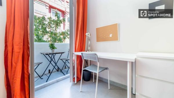 Umeblowany pokój w apartamencie z 5 sypialniami, Eixample, Valencia