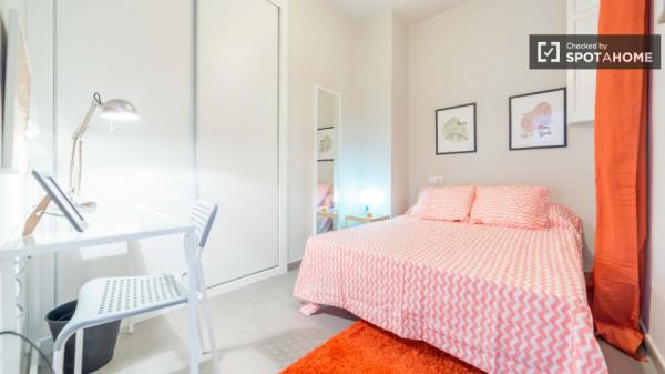 Umeblowany pokój w apartamencie z 5 sypialniami, Eixample, Valencia