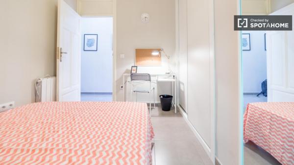 Umeblowany pokój w apartamencie z 5 sypialniami, Eixample, Valencia