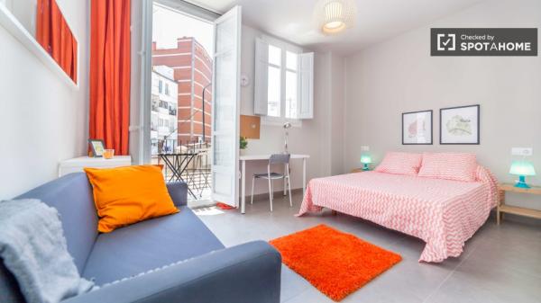 Umeblowany pokój w apartamencie z 5 sypialniami, Eixample, Valencia