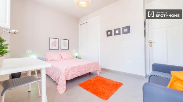 Umeblowany pokój w apartamencie z 5 sypialniami, Eixample, Valencia