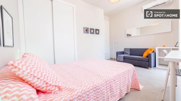 Umeblowany pokój w apartamencie z 5 sypialniami, Eixample, Valencia