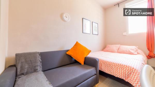 Umeblowany pokój w apartamencie z 5 sypialniami, Eixample, Valencia