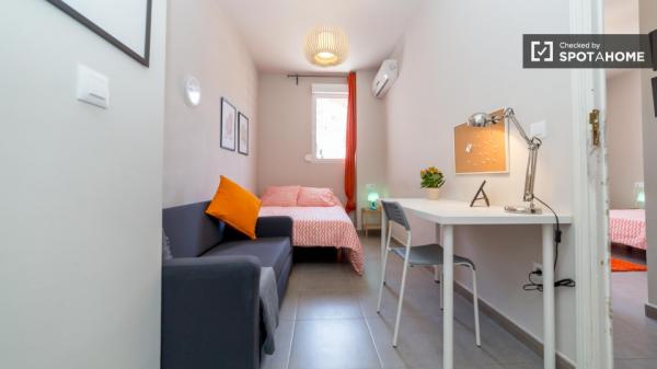 Umeblowany pokój w apartamencie z 5 sypialniami, Eixample, Valencia