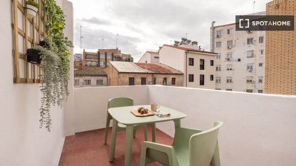 Se alquila habitación en piso de 5 habitaciones en Delicias, Zaragoza