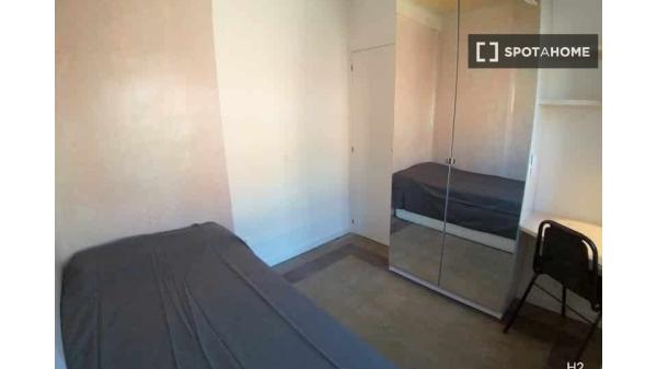 Se alquila habitación en apartamento de 3 dormitorios en Madrid