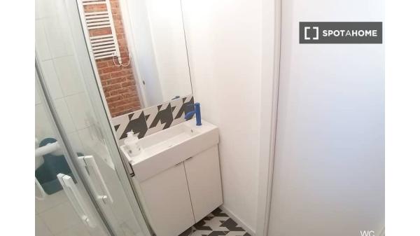 Se alquila habitación en apartamento de 3 dormitorios en Madrid