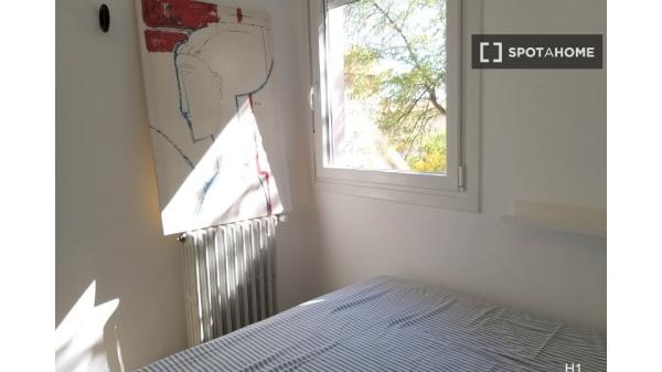 Se alquila habitación en apartamento de 3 dormitorios en Madrid