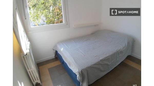 Se alquila habitación en apartamento de 3 dormitorios en Madrid