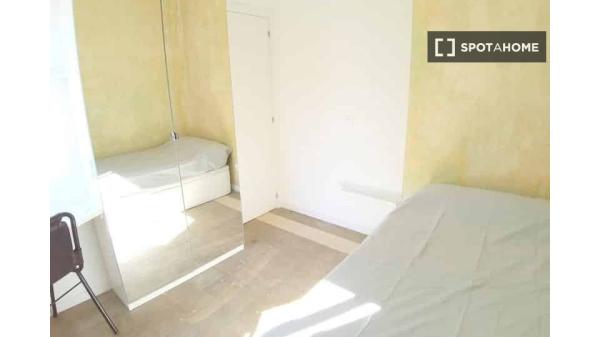 Se alquila habitación en apartamento de 3 dormitorios en Madrid