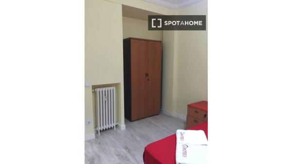 Se alquila habitación en apartamento de 5 dormitorios en Atocha, Madrid