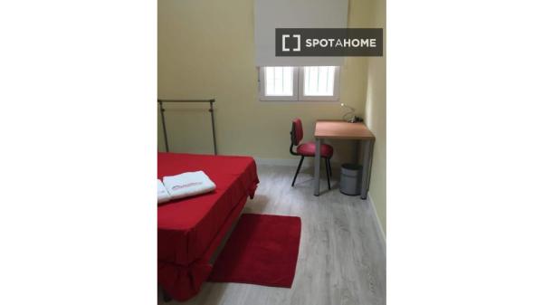 Se alquila habitación en apartamento de 5 dormitorios en Atocha, Madrid