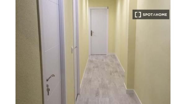 Se alquila habitación en apartamento de 5 dormitorios en Atocha, Madrid