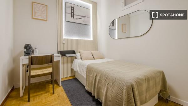 Se alquila habitación en apartamento de 5 dormitorios en Tetuán, Madrid