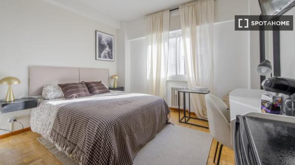 Se alquila habitación en apartamento de 5 dormitorios en Tetuán, Madrid