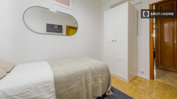 Se alquila habitación en apartamento de 5 dormitorios en Tetuán, Madrid