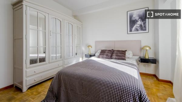 Se alquila habitación en apartamento de 5 dormitorios en Tetuán, Madrid