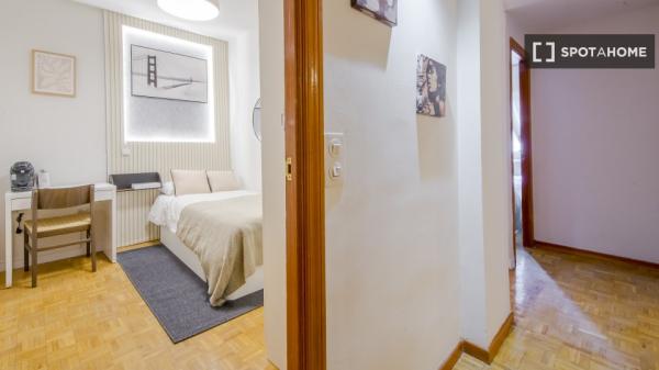 Se alquila habitación en apartamento de 5 dormitorios en Tetuán, Madrid