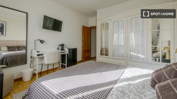 Se alquila habitación en apartamento de 5 dormitorios en Tetuán, Madrid